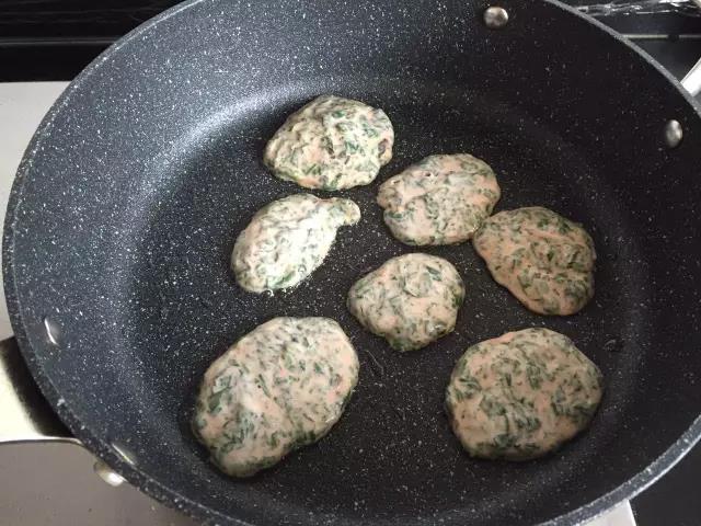 锅里倒油，小火，倒入糊糊，饼大小自己调节。