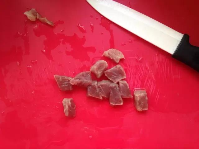 猪肉切块。