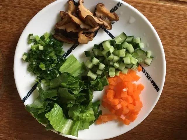 所有食材洗净切碎。