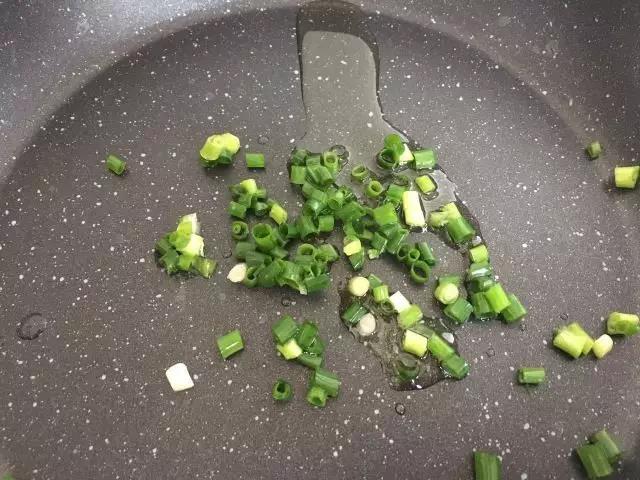 葱花下锅炒香。
