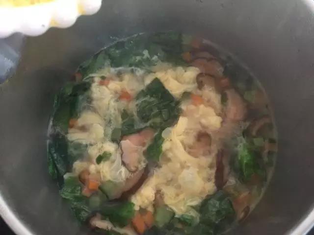 鸡蛋打散，水开后淋入鸡蛋液，轻轻搅拌即可。