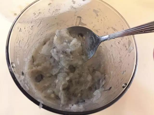 虾仁和洋葱，加少许水，放入料理机打成泥。