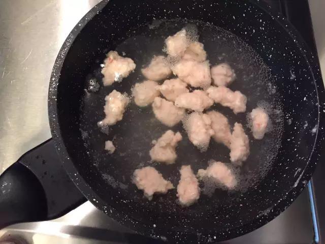 水开后，虾滑浮起来，捞起备用。