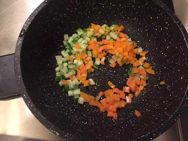 锅内倒少许油，黄瓜、胡萝卜、南瓜丁下锅翻炒至熟。