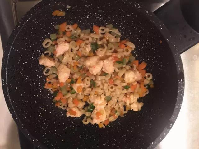 加入意面和虾滑，翻炒均匀即可。