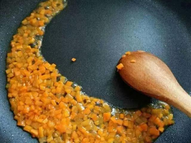 热锅倒入少许油，倒入萝卜翻炒片刻，再倒入适量水将萝卜焖软熟。