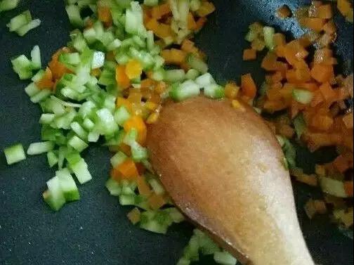 倒入黄瓜翻炒至熟，盛出备用。