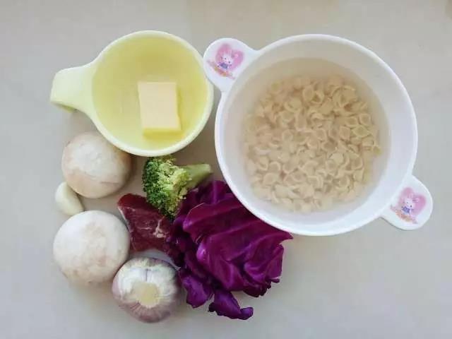 准备食材，意面用水泡20分钟后煮熟。