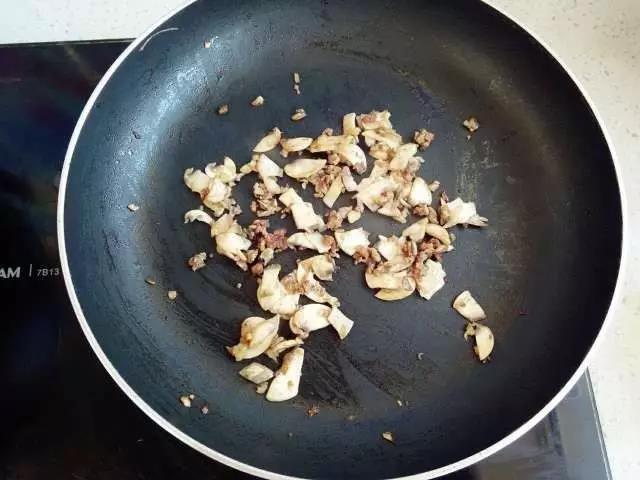 黄油入锅化开，炒香蒜末和小洋葱末后加入牛肉末炒散开，加入口蘑片炒软。