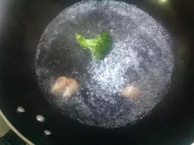西兰花1朵，虾3只放入沸水里煮3分钟。