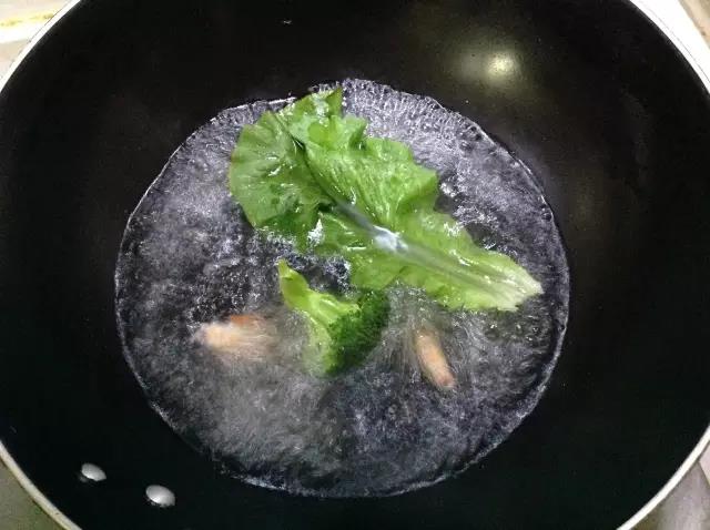 出锅时将洗净的生菜叶1片放进去烫一下。