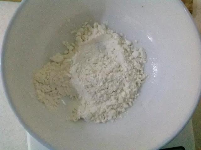 称取面粉15克。