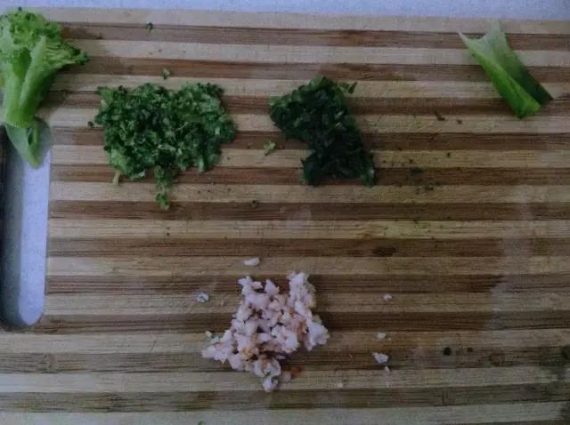 所有材料捞出来，西兰花去梗，虾去头去壳，全部剁成细碎末。