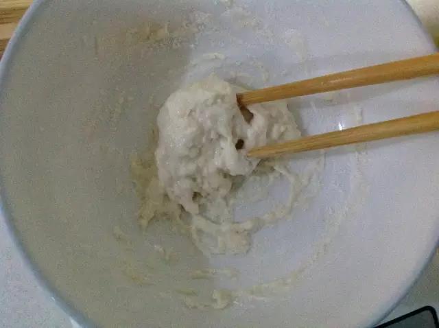 加入水10克搅成面糊。