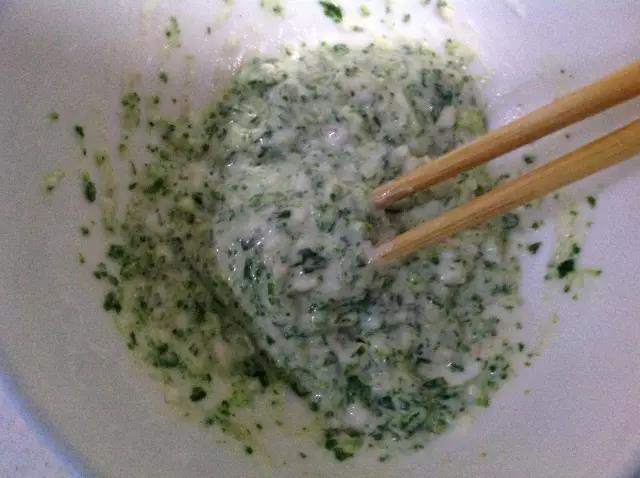 搅拌成较稠的面糊。