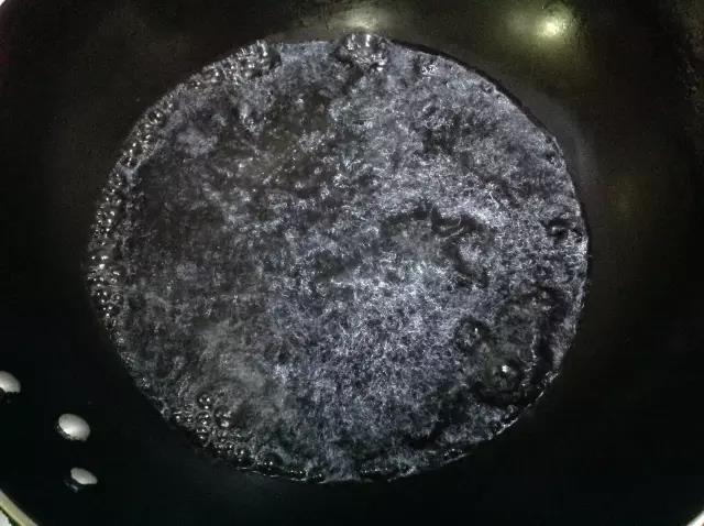 锅里重新倒水煮沸，然后转小火。