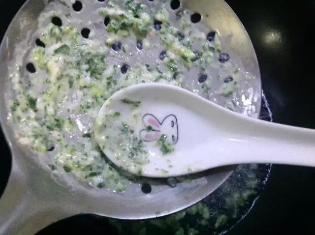 将面糊倒到漏勺上，并用勺子转动挤压，使面糊自动落到锅里。