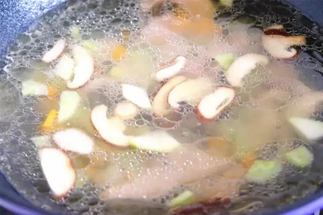 第4步：锅内倒入一碗水。