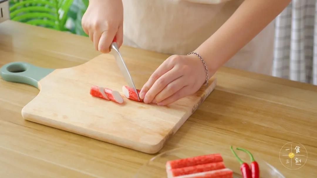 第2步：蟹柳稍微切一下