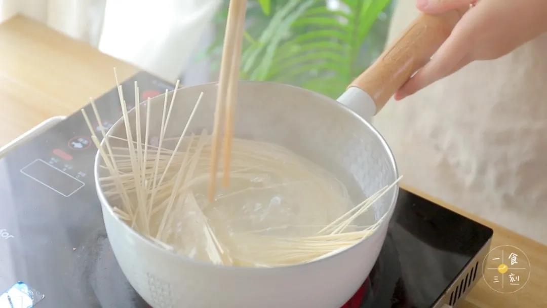 第3步：煮熟一锅水，下入面条，煮熟后捞出过凉水