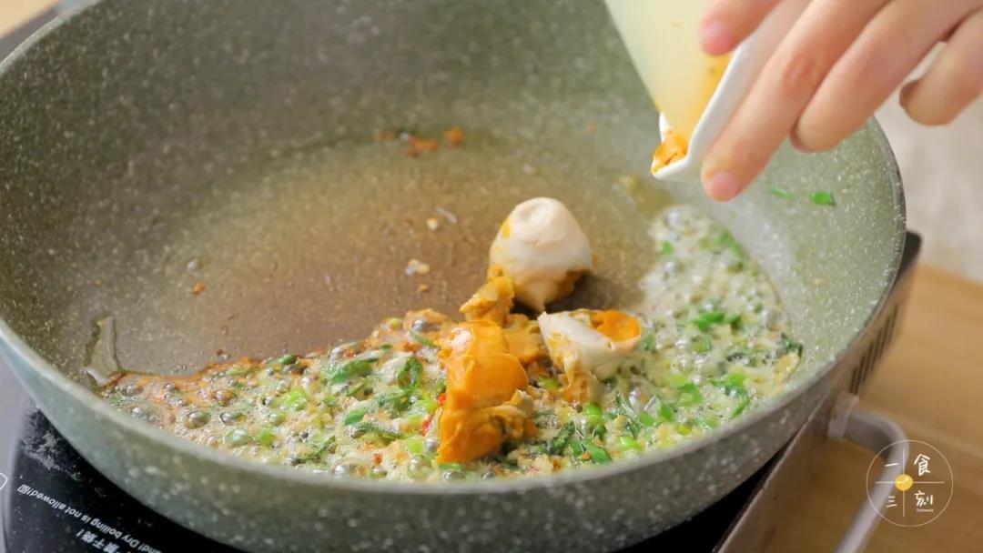 第6步：倒入咸蛋黄和咸蛋白，边炒边压碎