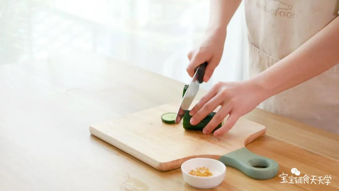 第2步：把黄瓜切成圈片，用裱花嘴做成镂空形状