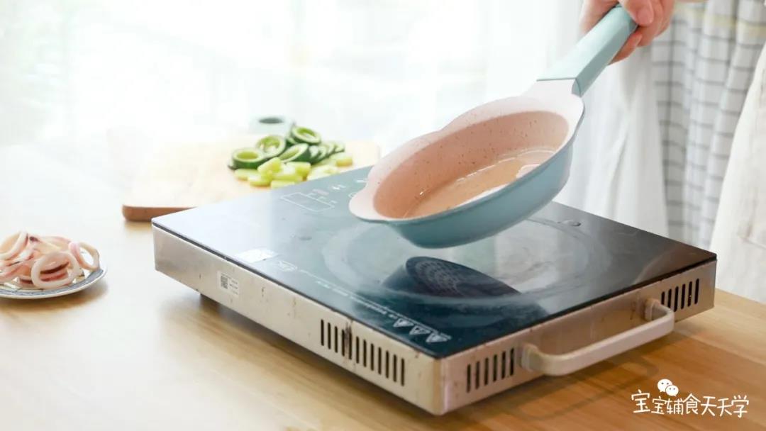 第4步：热锅，加入少许热炒油