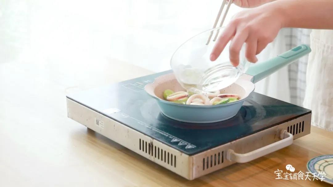 第7步：倒入少许水，焖至软熟