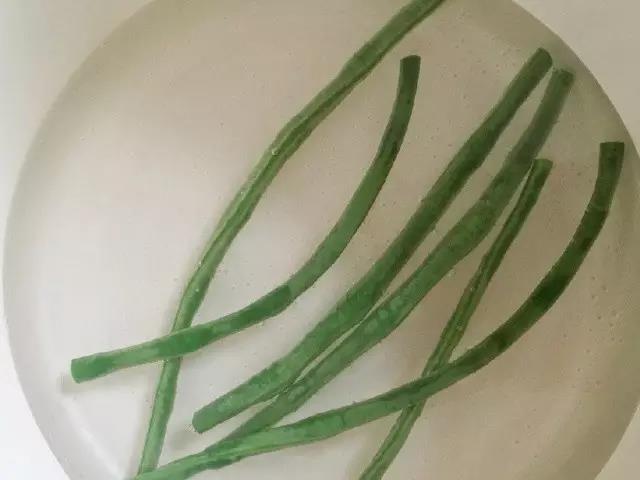 豇豆洗净焯烫。