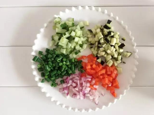 所有蔬菜洗净切丁。