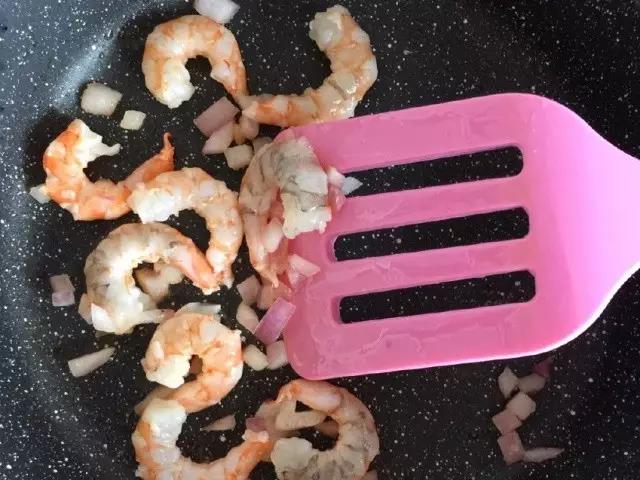 洋葱和虾仁入锅翻炒。