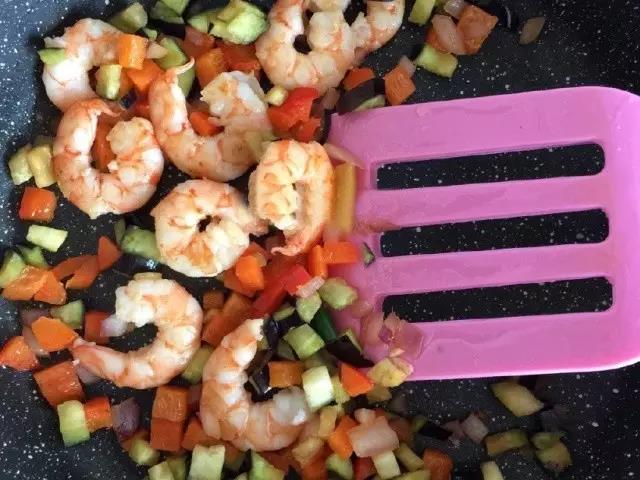 倒入彩椒和茄子翻炒。