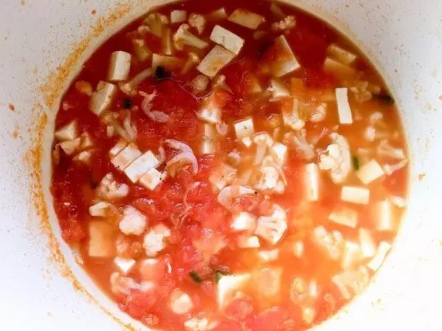 第5步：倒入适量水煮开，加入豆腐、虾皮。