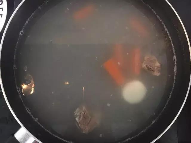 排骨煮到稍软烂放入山药和胡萝卜。