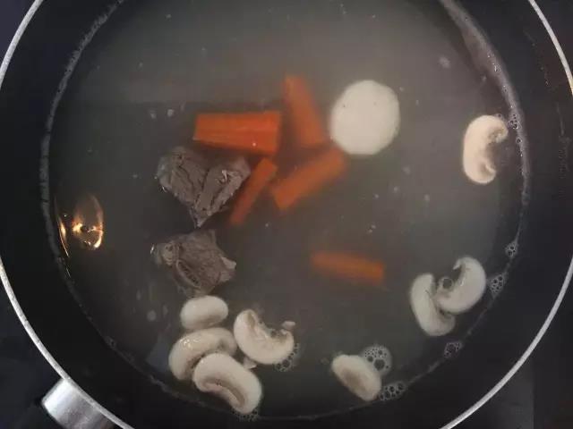 山药和胡萝卜半熟放入蘑菇。