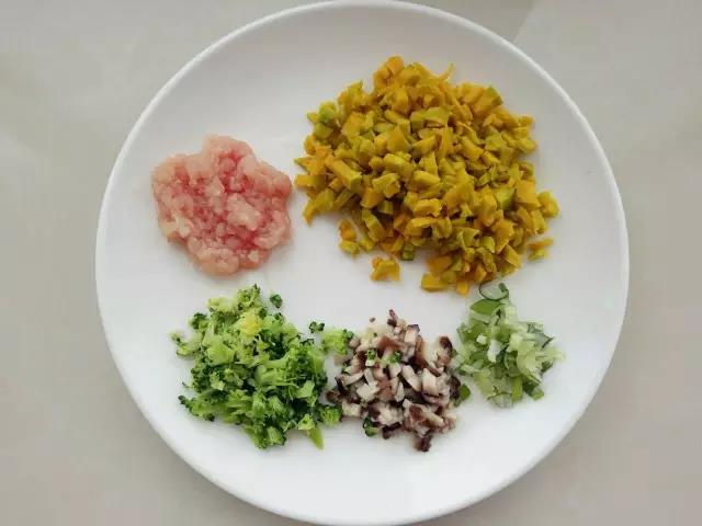 南瓜去皮切成小丁，里脊肉切末，香菇和西兰花焯水后切末。