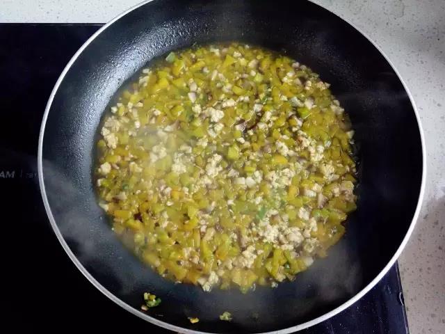 加入适量清水与食材齐平