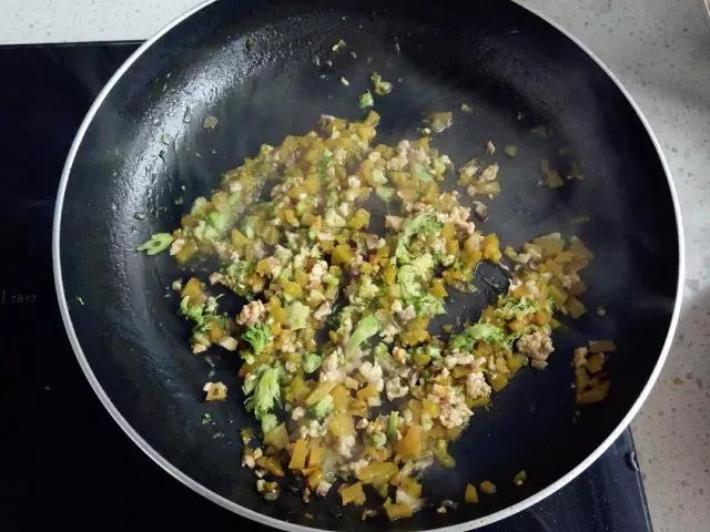 煮至南瓜软烂，汤汁浓稠，加入西兰花末翻炒至熟后铺在米饭上即可。