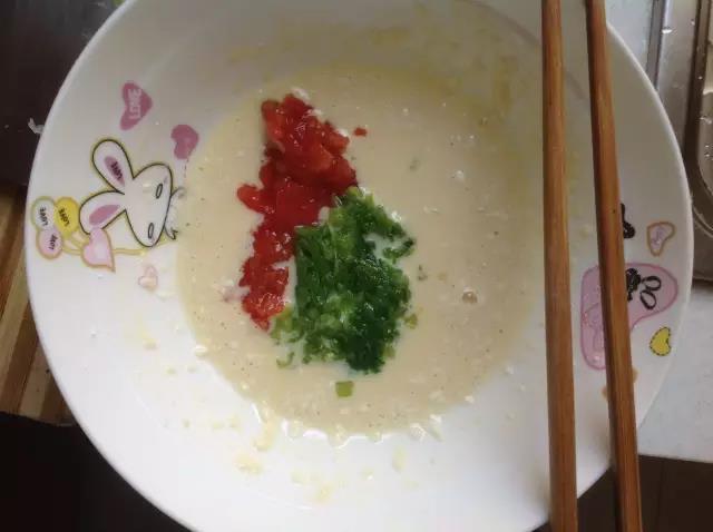 再倒入面粉、番茄碎和生菜碎。