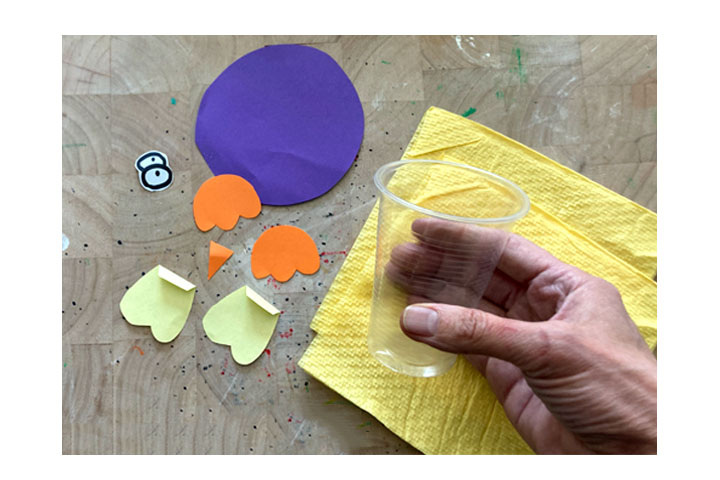 一次性杯子做的小黄鸡-图1