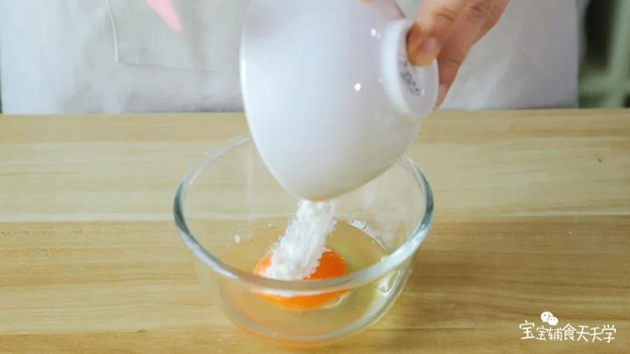 打出鸡蛋，倒入面粉