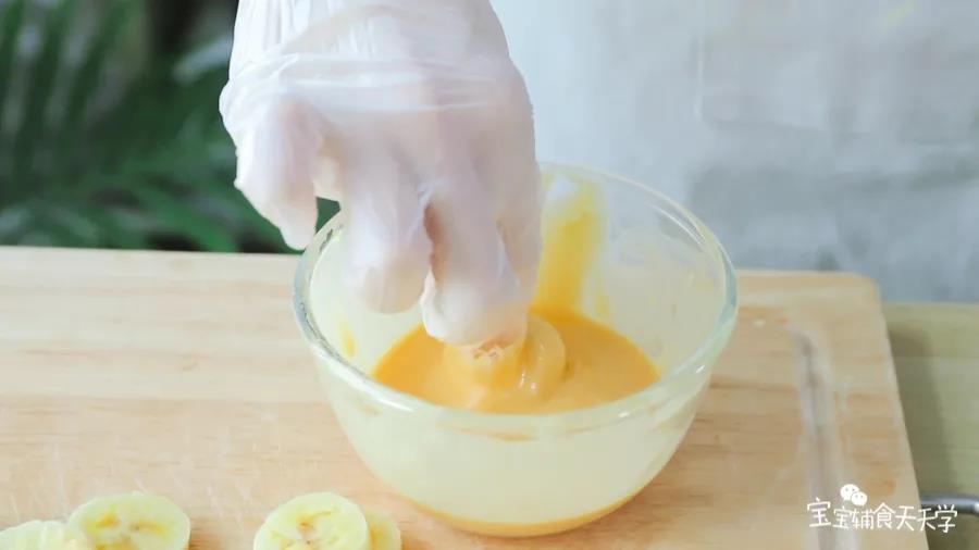 香蕉均匀裹上面糊，然后放入煎锅中