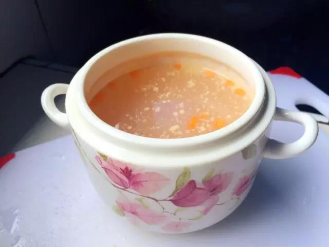 将以上食材装进炖盅加300克水搅匀。