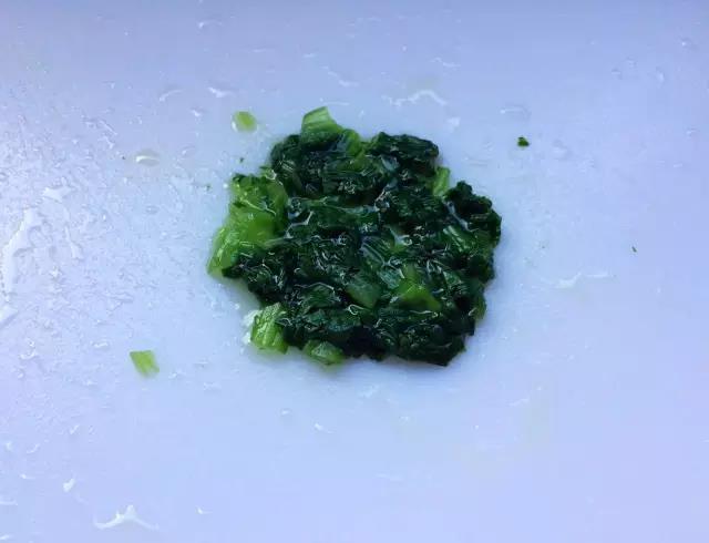 青菜洗净烫熟切碎，将青菜碎拌进煮熟的粥里即可。