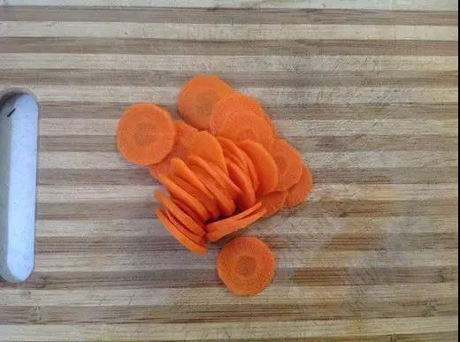 胡萝卜去皮切薄片。