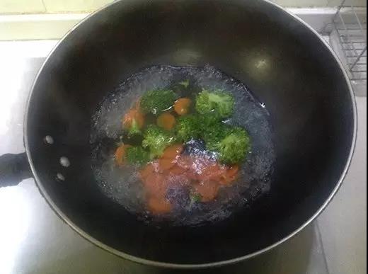 胡萝卜和西兰花入沸水煮至变软。