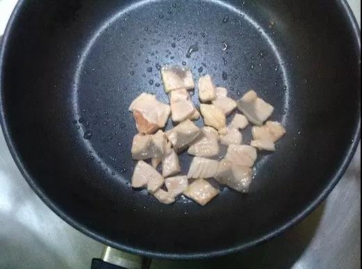 锅里倒少量油，把三文鱼炒至变色。
