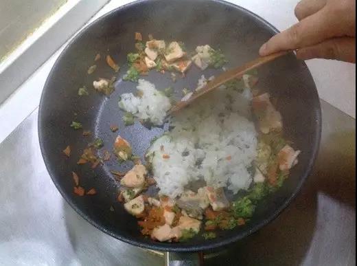 加入软米饭拌匀就可以了。