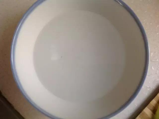 第1步：一小碗开水放凉备用。