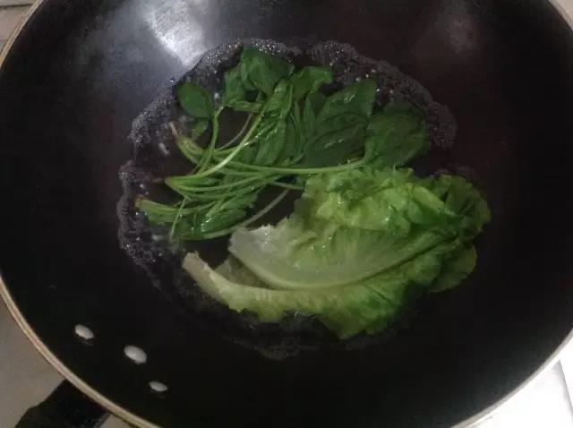 第2步：菠菜和生菜洗净后，在开水里煮2分钟。